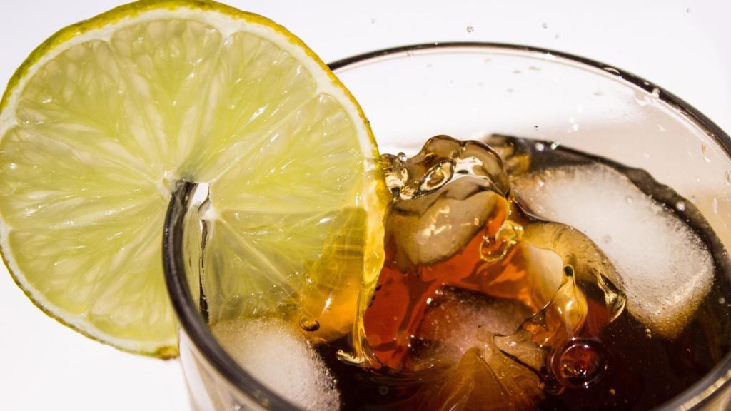 El consumo del refresco de cola light supera al normal ligeramente.