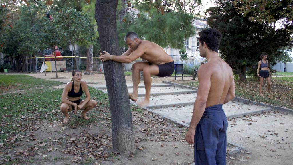 Uno de los alumnos entrena el salto al árbol.