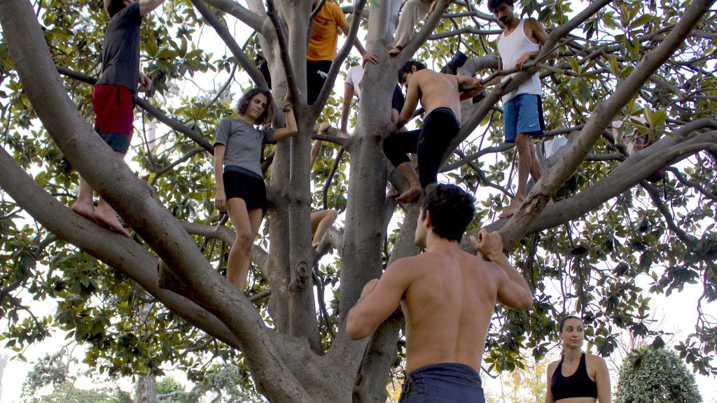 Víctor Manuel da instrucciones a los alumnos durante la clase.