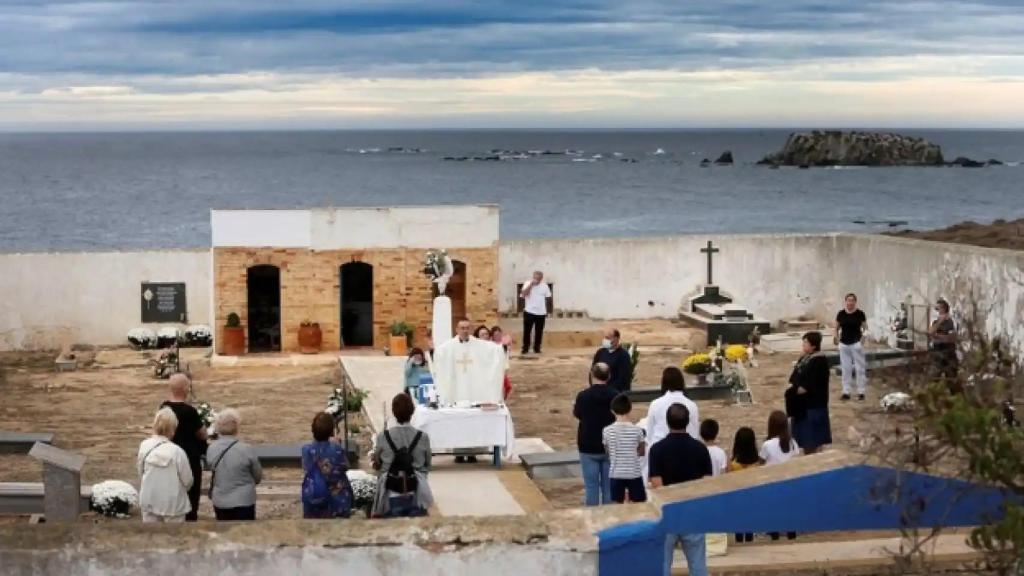 Una misa celebrada en el camposanto de Tabarca en el Día de Todos los Santos de 2021.