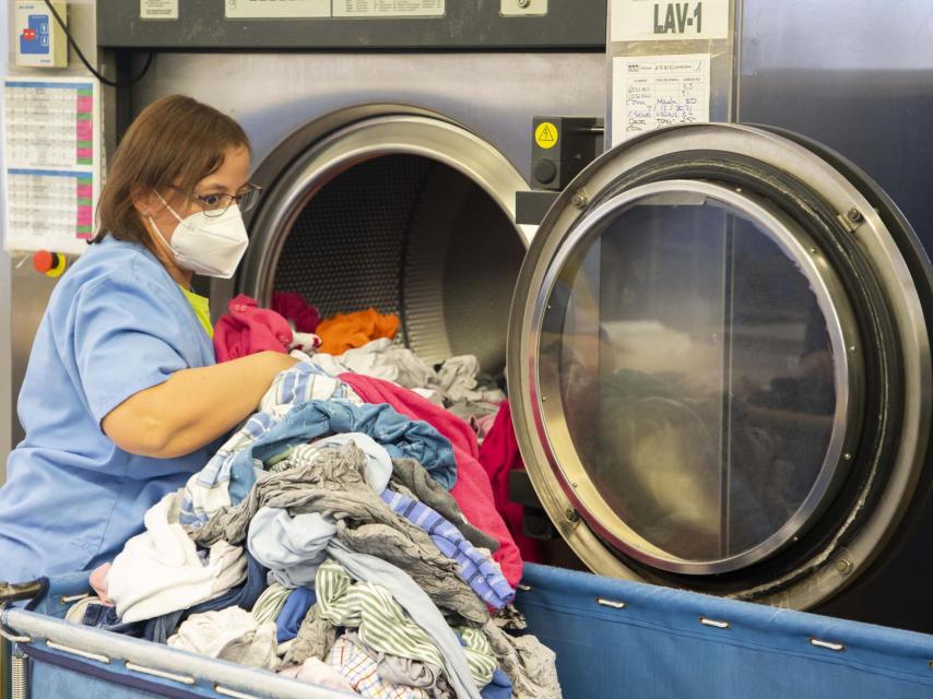 Una persona con discapacidad trabajando en el Centro de San Juan de Dios de Valladolid.
