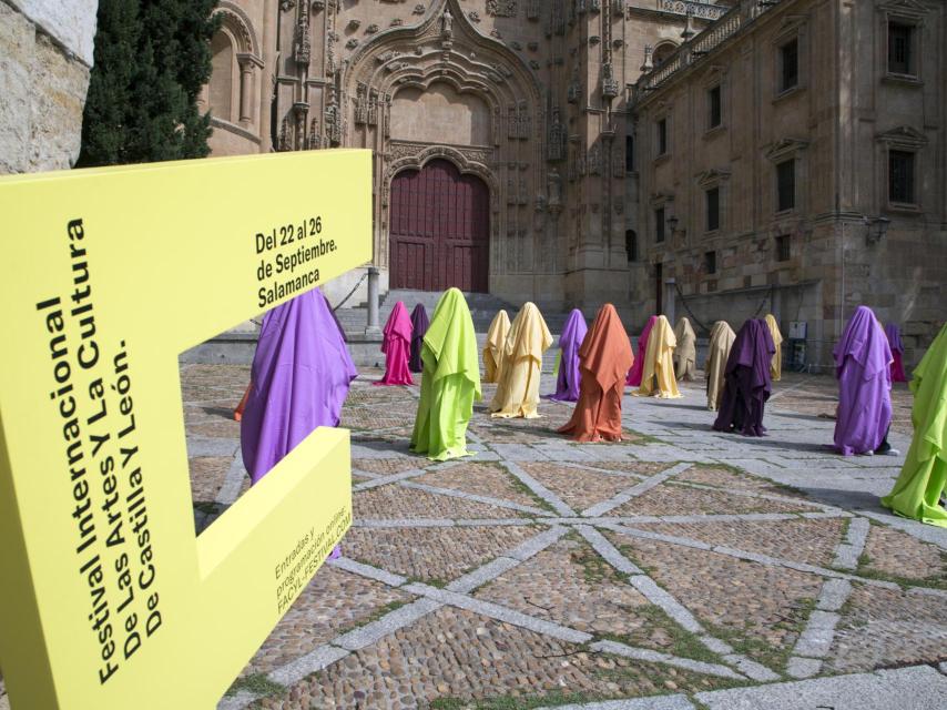 Detrás de la ventana. Monumento a las asesinadas de la artista Regina José Galindo, en el patio chico de Salamanca en una edición de Facyl anterior.
