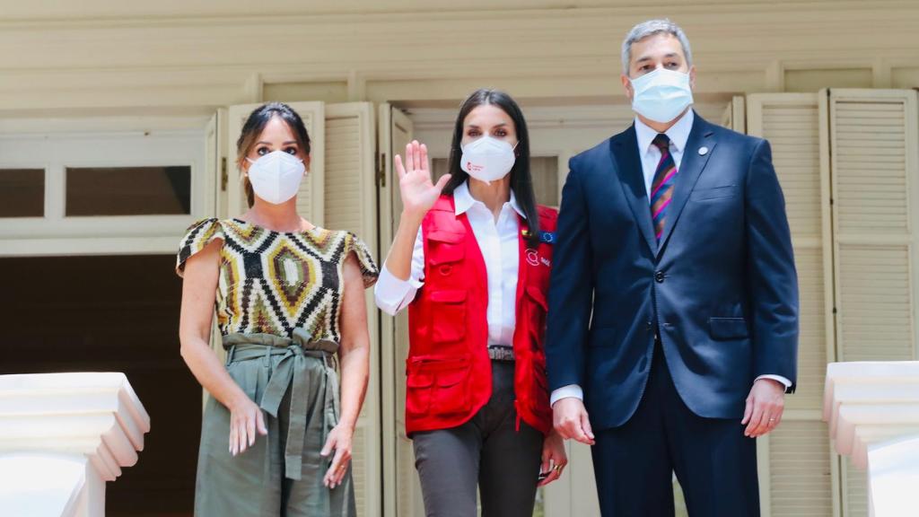La reina Letizia con el presidente de Paraguay y su esposa durante su Viaje Oficial al país en 2021.