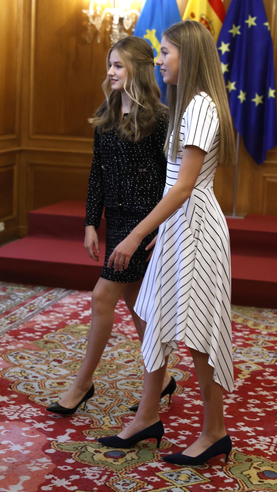 La infanta Sofía junto a su hermana en la audiencia previa a los Premios Princesa de Asturias.