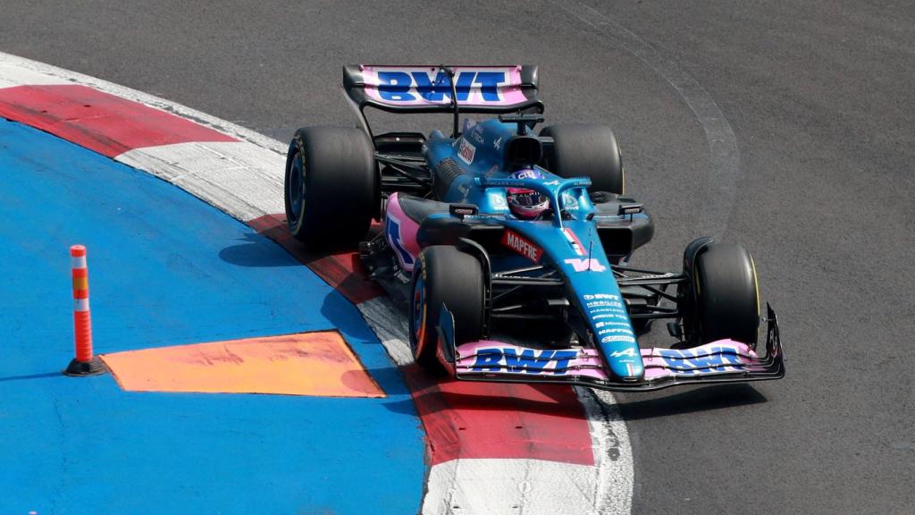 Alonso con su Alpine durante la carrera.