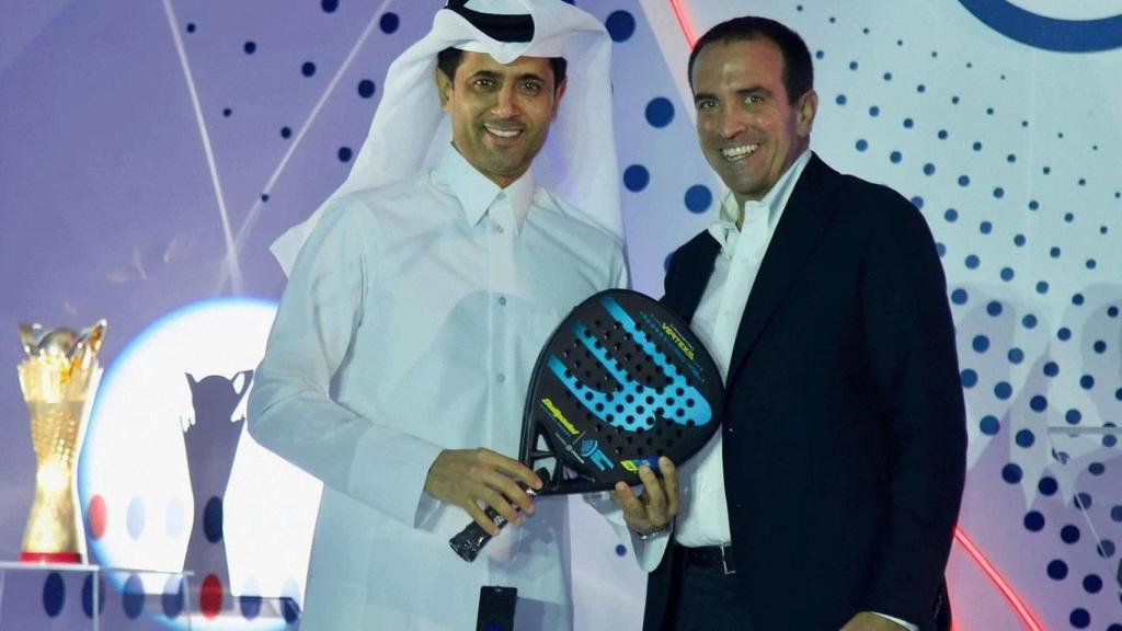Nasser Al Khelaifi junto al presidente de la Federación Internacional de pádel.