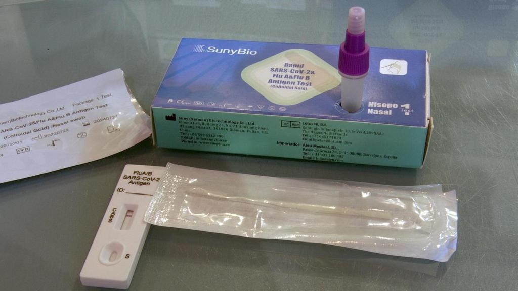 Imagen de un test combinado de autodiagnóstico de gripe y Covid .