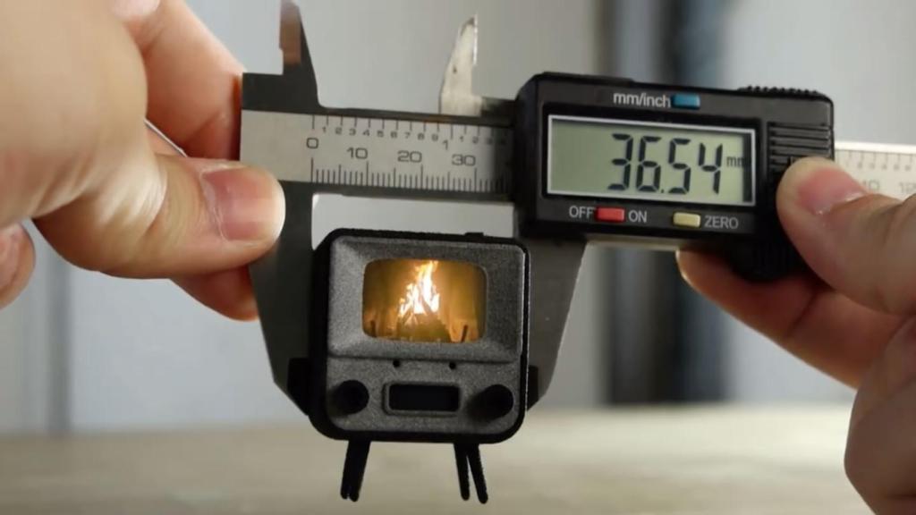 Una persona midiendo el televisor.