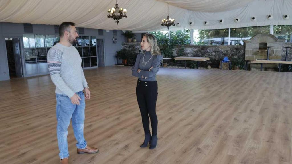 Aneiros charla con Moreno en uno de los espacios del local