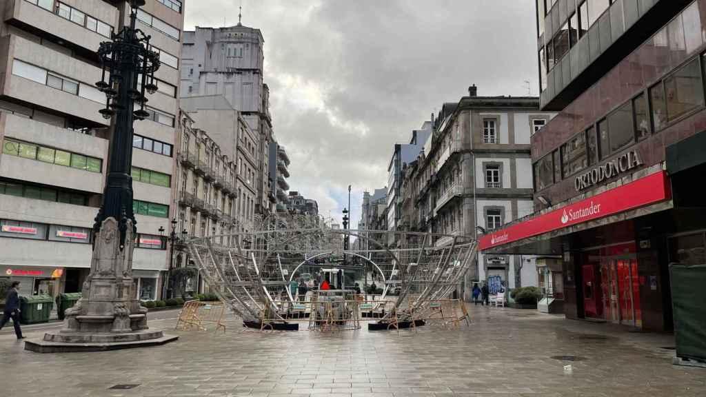 Montaje de la bola de Navidad en la Farola, a 31 de octubre de 2022.
