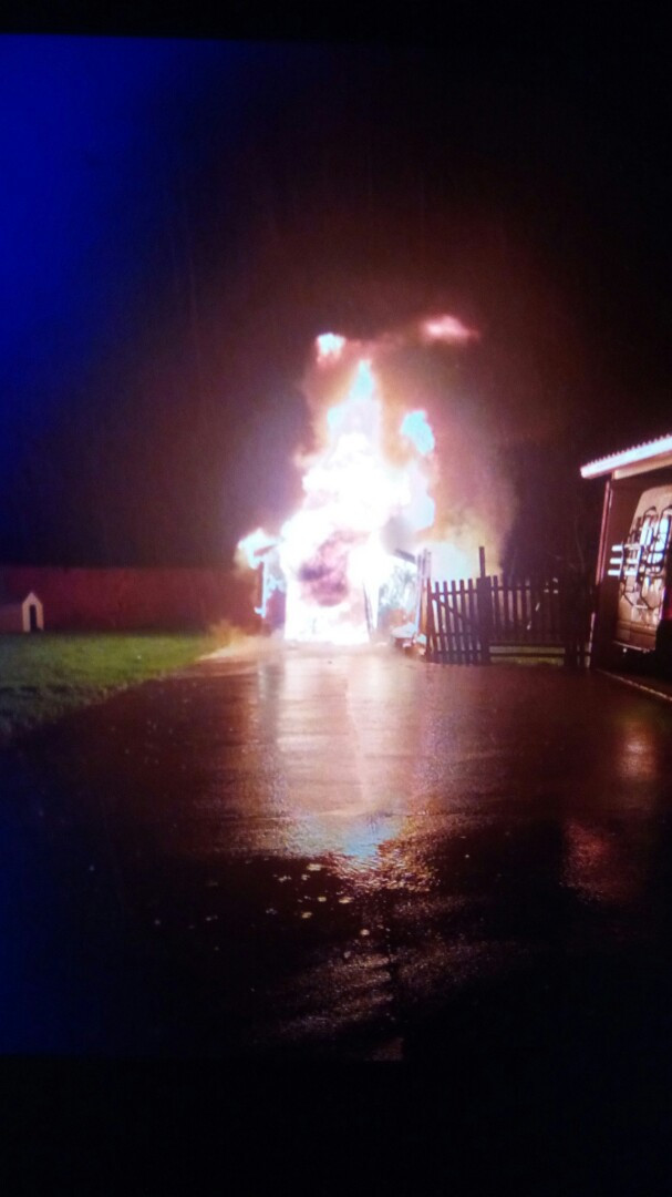 Caseta ardiendo en la Avenida Santa Mariña.