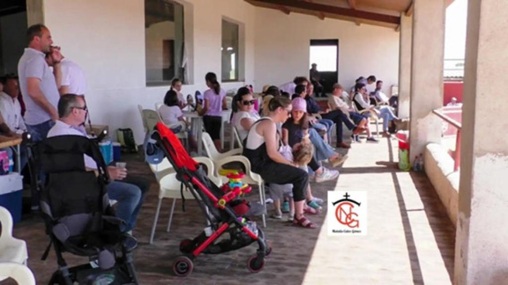 El porche de la finca con vistas a la placita