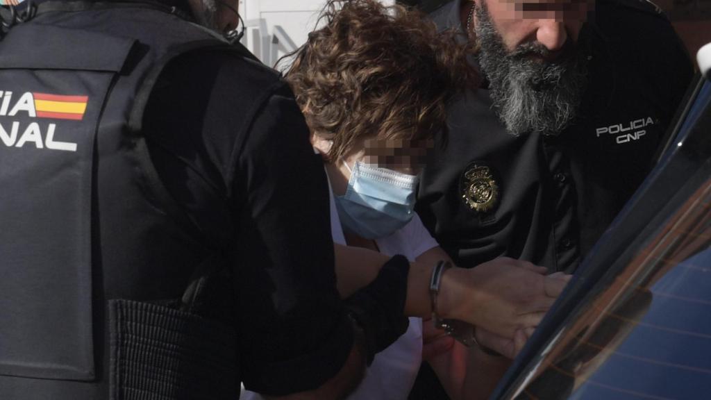 La policía mete en el Zeta a Noemí.