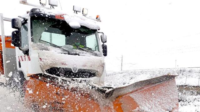 Un camión quitanieves durante sus labores en las carreteras de Castilla y León