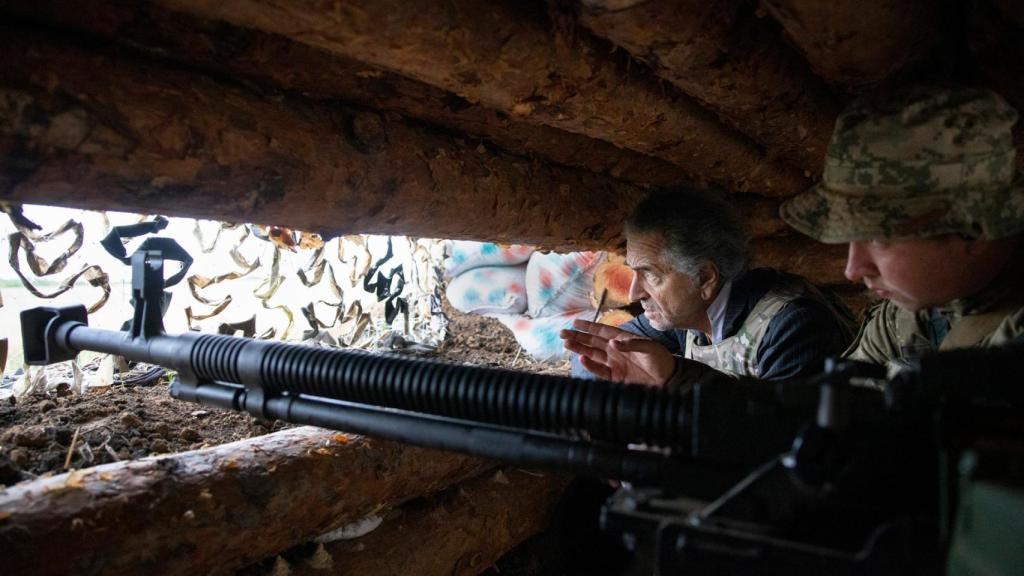 BHL en una trinchera cerca de Raihorodok, a 100 kilómetros de Doneskt.