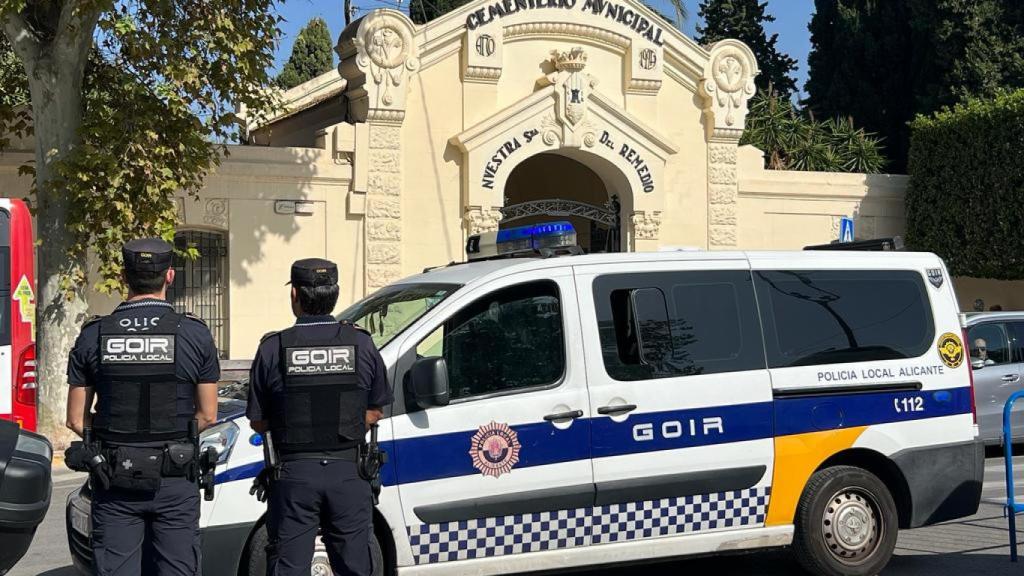 Agentes de la policía local en las puertas del camposanto alicantino.