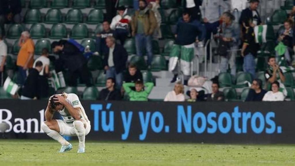 El delantero argentino del Elche, Lucas Boyé, se lamenta tras el encuentro de la jornada 12 de Liga en Primera División que Elche CF y Getafe CF.