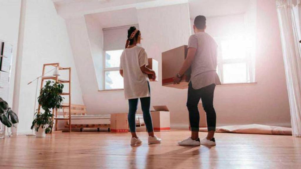 Imagen de archivo de dos jóvenes en una vivienda.