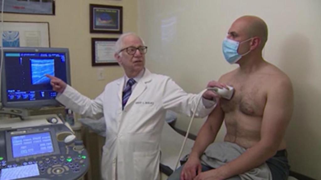 Un paciente con cáncer de mama, en una revisión médica.