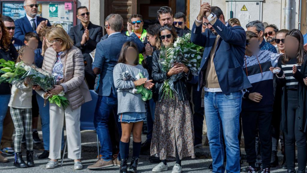 Emotivos cinco minutos de silencio en recuerdo de la pequeña Olivia en Torrecaballeros