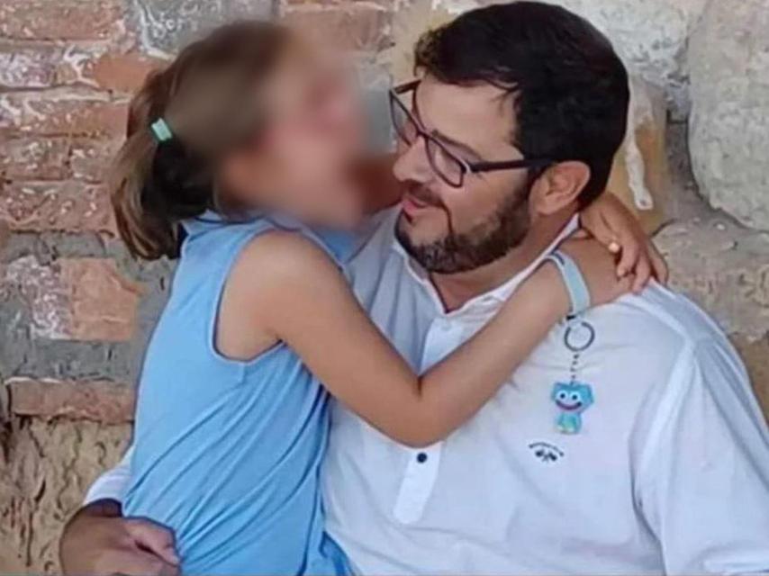 Olivia junto a su padre