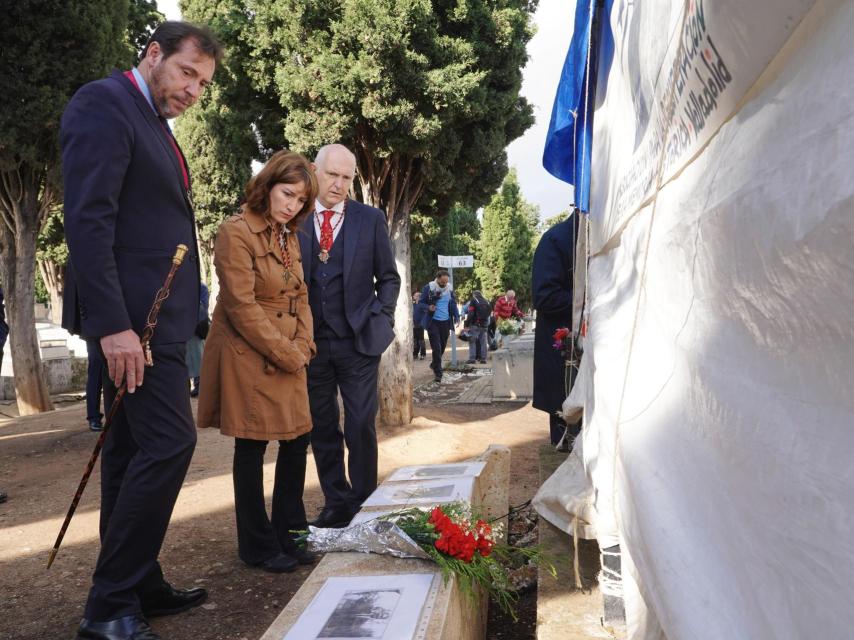 Óscar Puente en el Cementerio de El Carmen