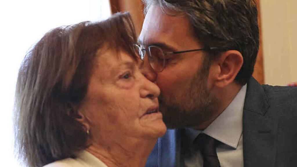 Máximo Huerta junto a su madre el día que recogió la cartera de Ministro.