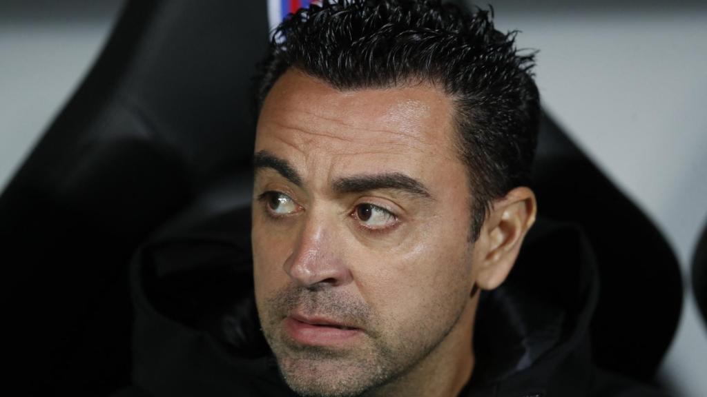 Xavi Hernández en el banquillo del Doosan Arena