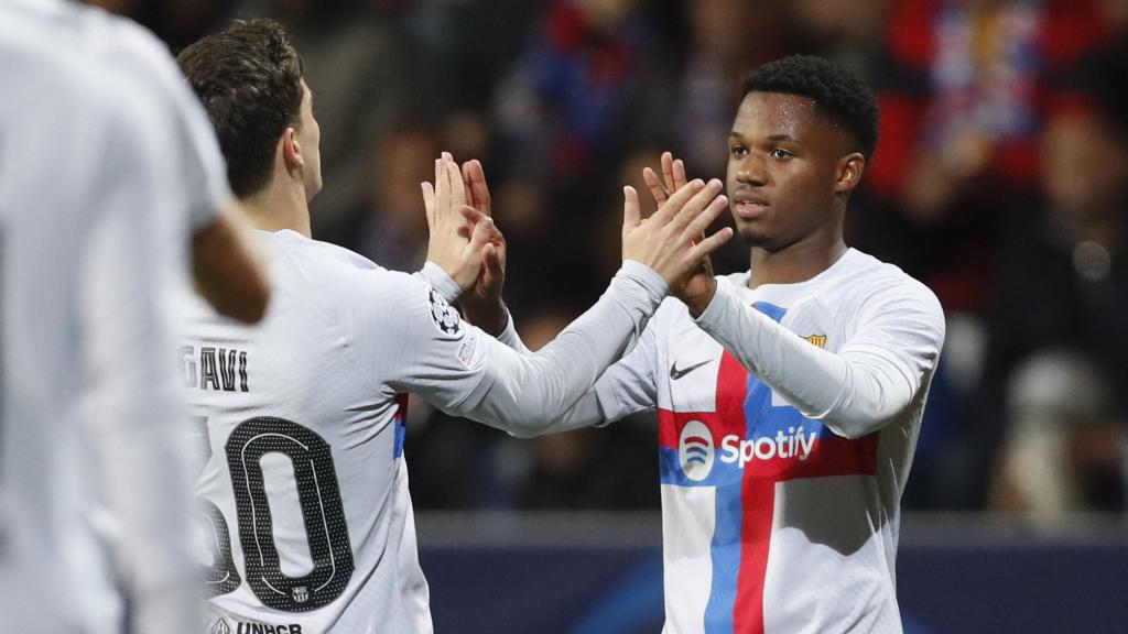 Ansu Fati y Gavi celebran una acción con el Barça
