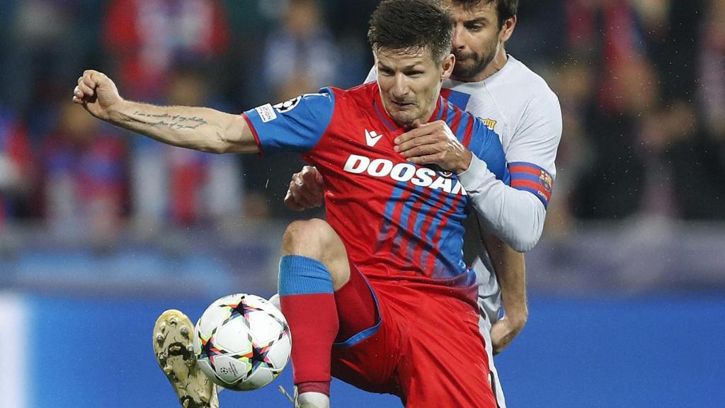 Gerard Piqué intenta robarle un balón por detrás a Pilar