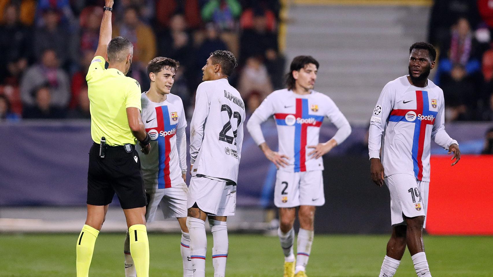 El árbitro enseña tarjeta amarilla a Gavi