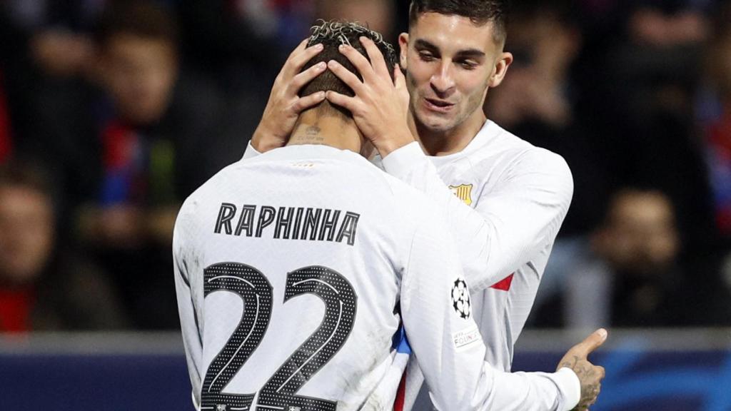 Ferran Torres agradece a Raphinha una asistencia después de marcar