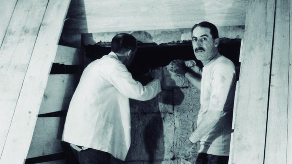 Howard Carter en la entrada de la tumba de Tutankamón