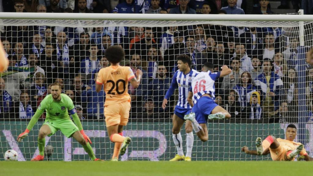 Stephen Eustáquio, en el momento de marcar el 2-0 para el Oporto