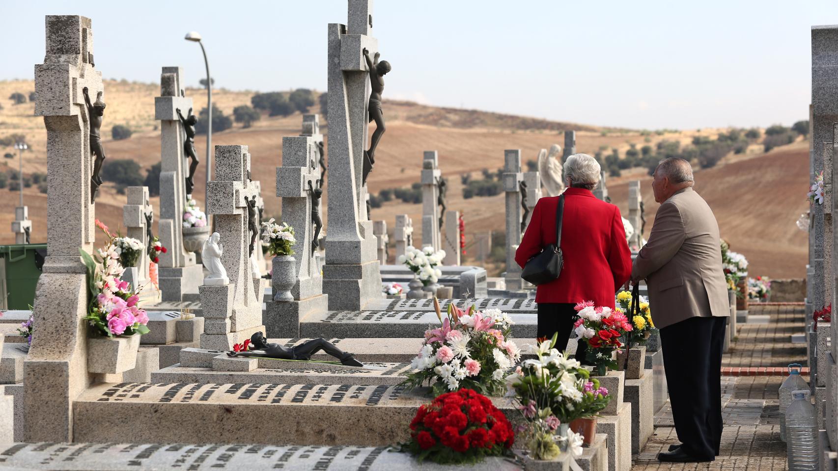 Flores, silencio y emoción en el Día de Todos los Santos en Toledo: todas las imágenes