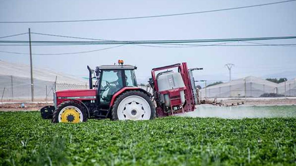 Un agricultor murciano regando su explotación agrícola.