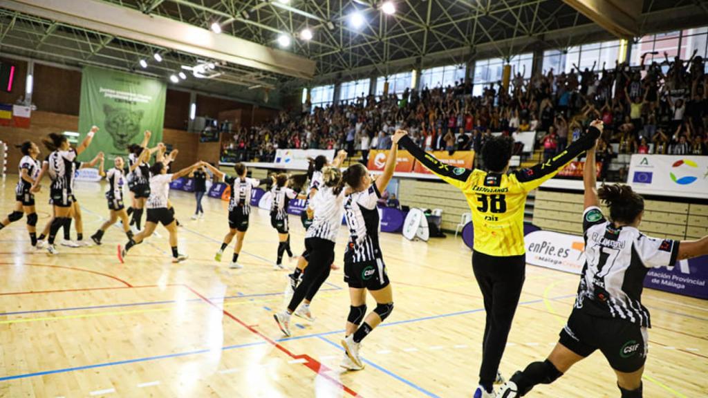 Las jugadoras del Balonmano Costa del Sol celebran una victoria en Carranque.
