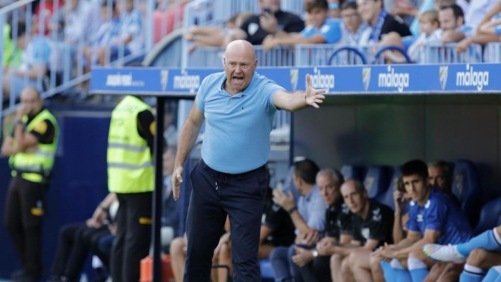 Pepe Mel da instrucciones durante el partido contra el Eibar en La Rosaleda.