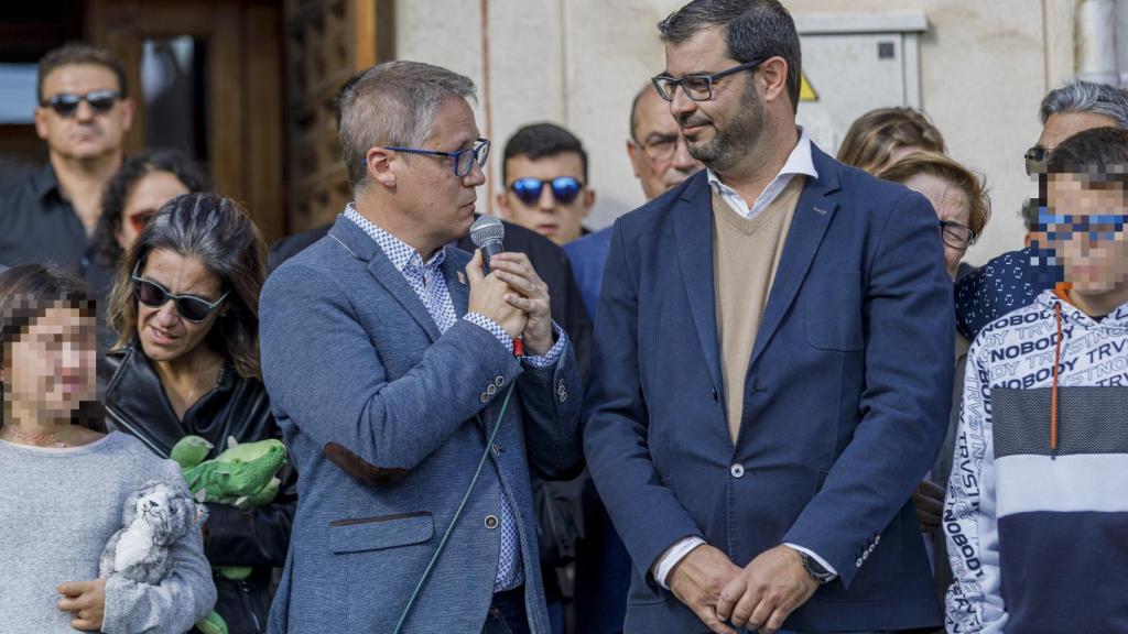 Eugenio, a la derecha, junto al alcalde de Torrecaballeros en el homenaje a Olivia.