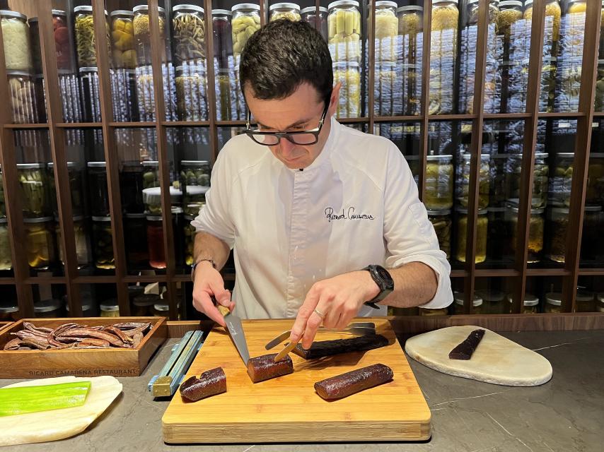 Ricard Camarena acabando el atún con algarroba