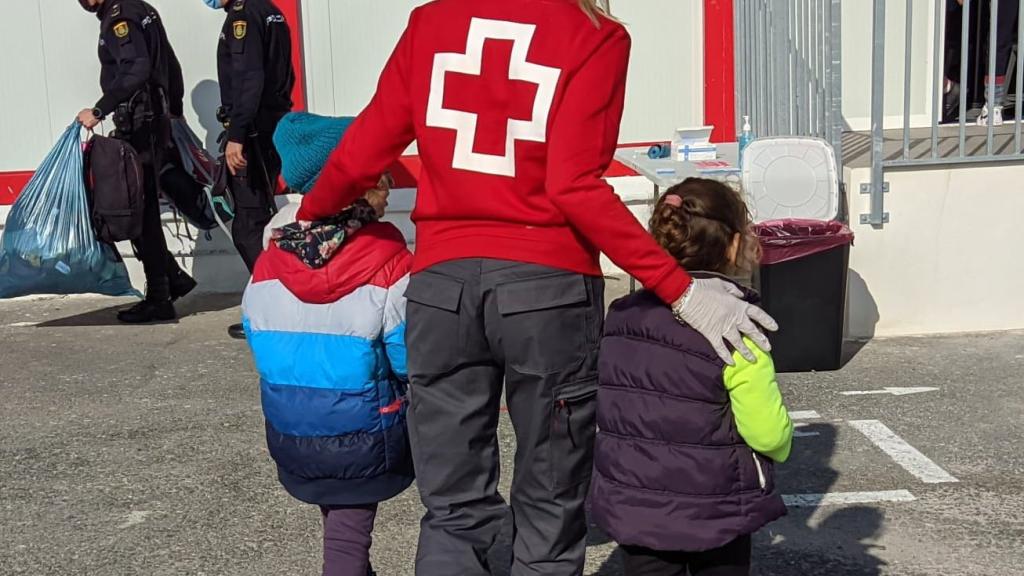 Rescatan a cinco pateras a lo largo de tres días en las costas de Alicante, en la imagen la atención a dos menores en una anterior.