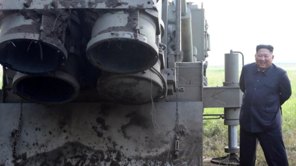 Kim Jong Un posando al lado de un lanzador de KN-25