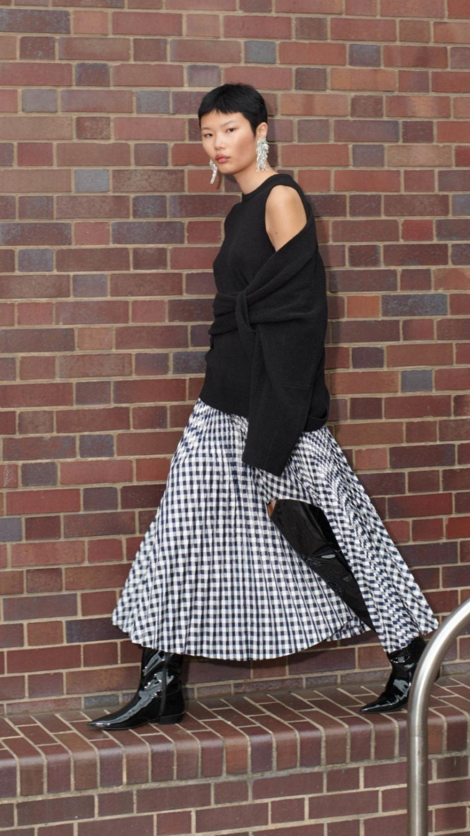 Una modelo luciendo la falda que estrena hoy Letizia, con la pierna metida dentro de la abertura.