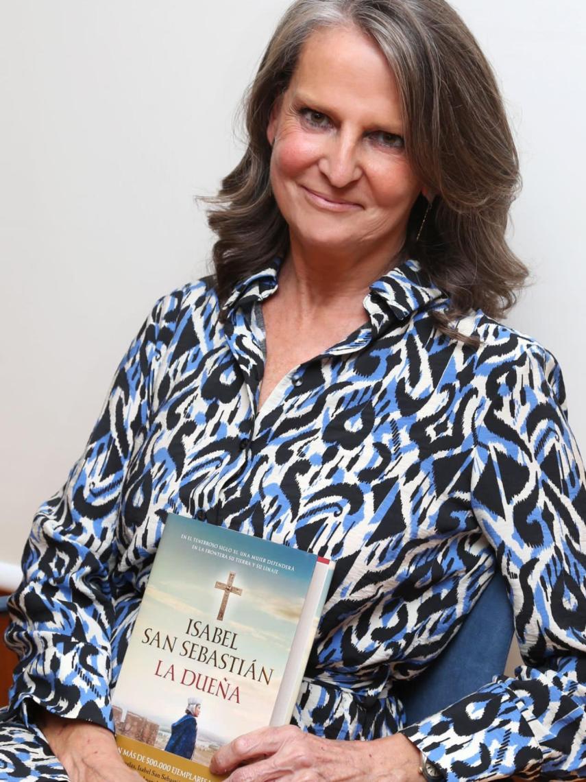 Isabel sansebastián con su última novela, La dueña.