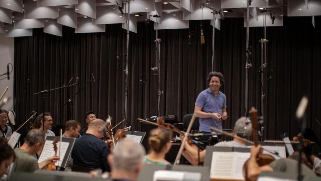 El director con la orquesta en 'Symphony'