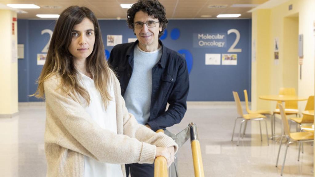 Los investigadores Carolina Villarroya y Marcos Malumbres.