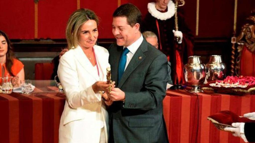 Milagros Tolón recibe el bastón de mando de la ciudad de Toledo de manos de su antecesor en la Alcaldía, Emiliano García-Page.