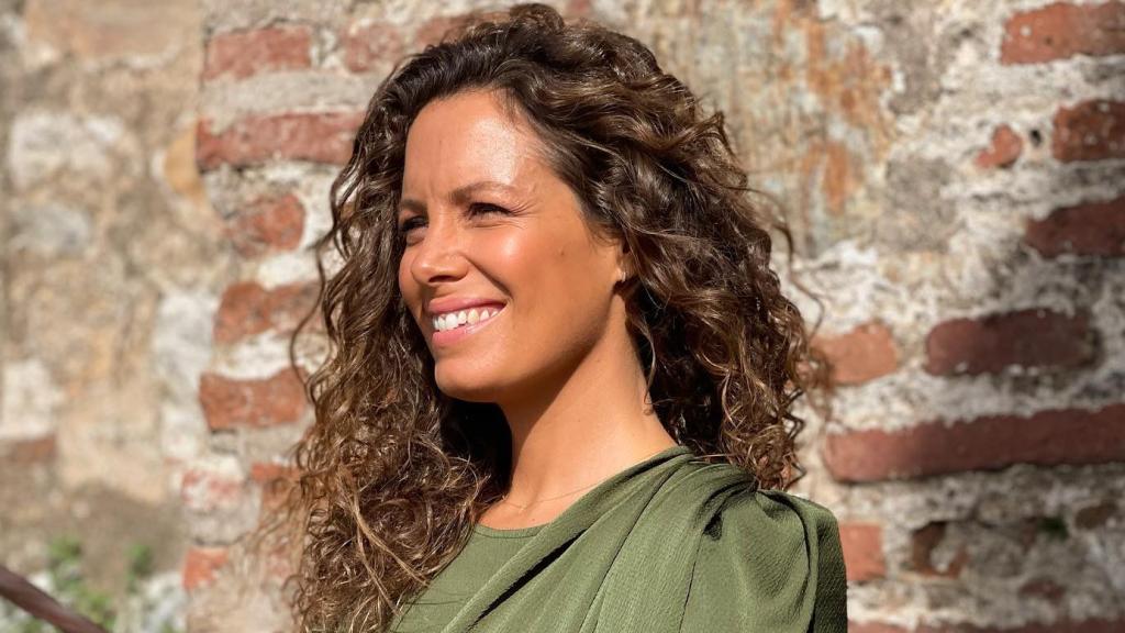 Laura Madrueño tiene el dúo de invitada más original: vestido vaporoso y botas altas