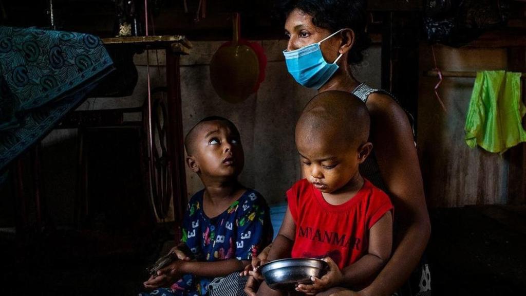 Imagen de archivo de mujer con niños