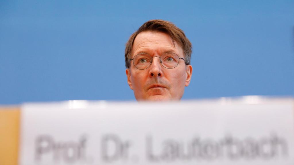 El ministro de Sanidad alemán, Karl Lauterbach, durante la rueda de prensa en la que anunció su plan para legalizar el cannabis el 26 de octubre